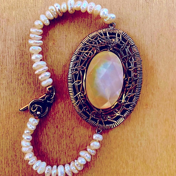 Mother of Pearl & Freshwater Pearl bracelet - Picture 1 of 3